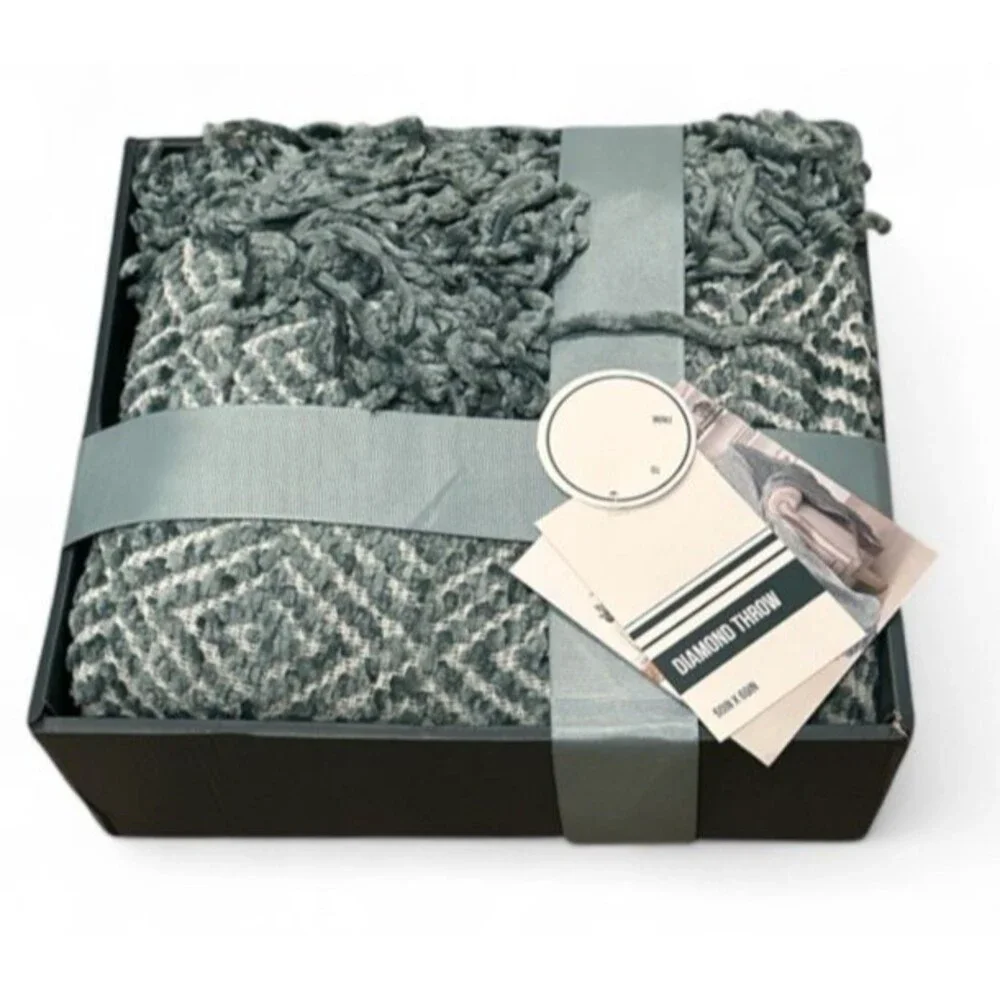New in Box 50 x 60 Green & White Diamond Pattern Throw Blanket w/ Fringe NWT
